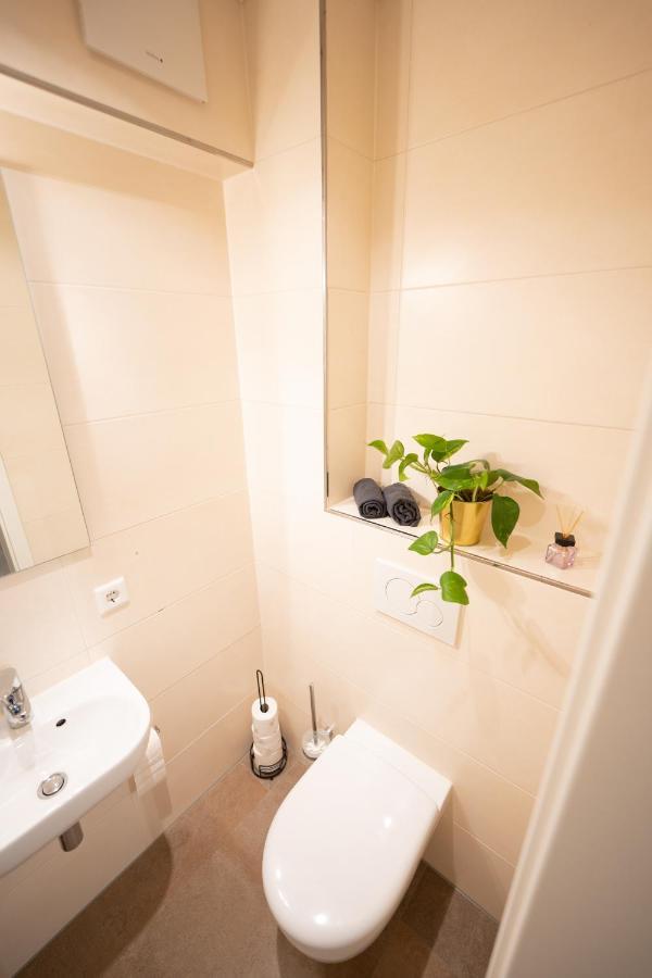 -Zentrale Wohnung-Balkon-Desingerkueche- Bielefeld Exterior photo